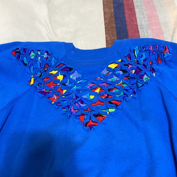 A unique blue sweater - Picture 3 of 4